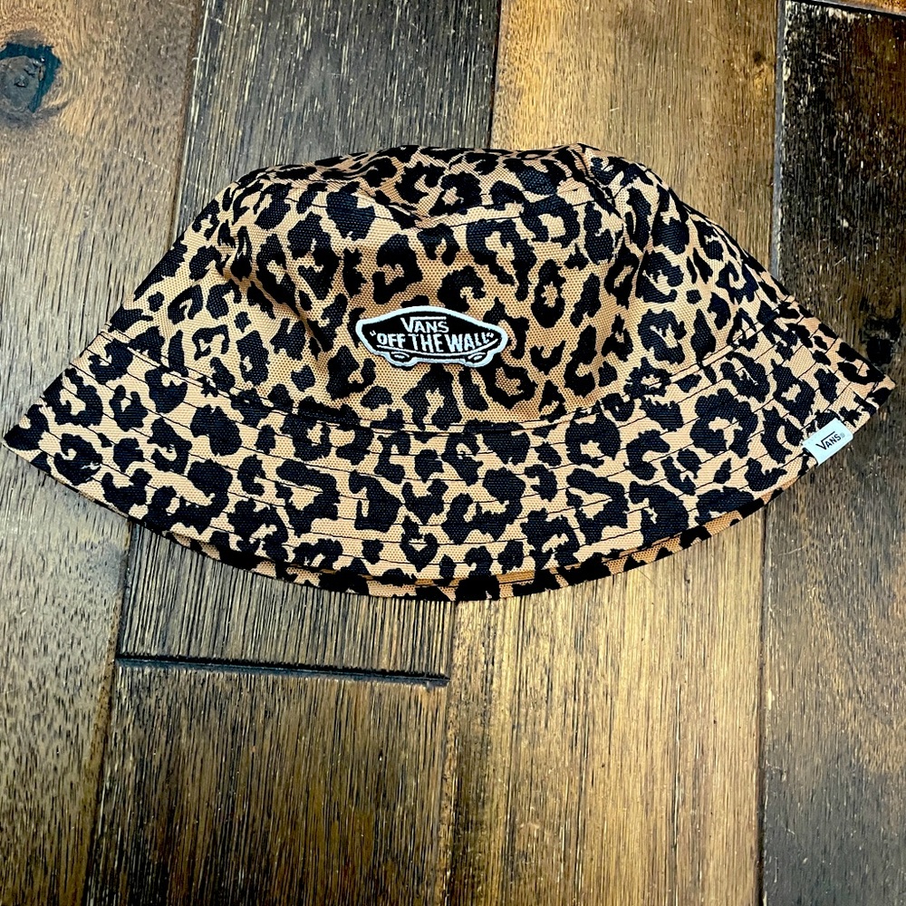 Vans Cheetah Print Bucket Hat. Size ML. NWT.